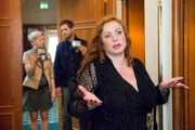 Kristina Katzer (Isabell Gerschke, l.) und Lukas Hundt (Oliver Franck, M.) Kristina Katzer (Isabell Gerschke), Lukas Hundt (Oliver Frank) statten Carmen Burns (Petra Bernd, r.) einen Besuch ab. Galt der Anschlag im Weimarer Nationaltheater der launischen Diva?