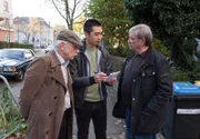 ARD PROGRAMMDIREKTION, RENTNERCOPS, neue Vorabendserie (8 Folgen), Folge 7 "Keine ruhige Minute". Bei einem Einbruch kriegt Rentnerin Erna Renner einen solchen Schreck, dass sie an einem Herzinfarkt stirbt. Als Edwin (Tilo Prückner, l.) und Günter (Wolfgang Winkler, r.) endlich auftauchen, erklärt Hui (Aaron Le, M.) den beiden, was er bisher herausgefunden hat.