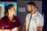 Betty (Henrike Hahn) und der neue Arzt Dr. Tarik Sahin (Nicolas Fethi Türksever) rasseln aneinander, als dieser mit seinem eigenwilligen Verhalten wiederholt die Grenzen überschreitet.