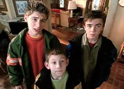 Reese (Justin Berfield, l.), Dewey (Erik Per Sullivan, M.) und Malcolm (Frankie Muniz) würden zu gerne auf den Jahrmarkt gehen.