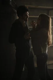 Im Keller des Hauses stellt Hayden (Kate Mara, r.) Ben (Dylan McDermott, l.) eine Forderung: Vivien muss von der geheim gehaltenen Schwangerschaft erfahren.