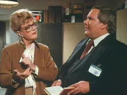 Detektiv Casey (Ray Girardin) verdächtigt Jessica (Angela Lansbury) des Mordes.