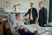 Jonas Stein (Leonard Proxauf, l.) weigert sich seine Verbindung zur rechtsextremistischen Szene zu erläutern. Moritz (Johannes Hendrik Langer, M.) und Jan (Marco Girnth, r.) werden während ihrer Befragung gestört.