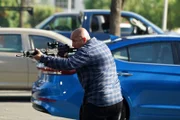 Bei einer Verfolgung eröffnet der Verdächtige das Feuer auf ein Polizeiauto.