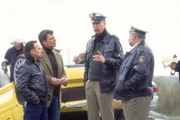 (v.li.) Semir (Erdogan Atalay), Tom (Rene Steinke), Bonrath (Gottfried Vollmer) und Herzberger (Dietmar Huhn) rätseln über die Hintergründe des Unfalls.
