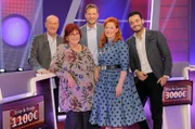 Moderator Florian Weber (Mitte) überprüft im Wissensquiz „Meister des Alltags“ die Praxisnähe seiner prominenten Kandidaten: Bodo Bach, Alice Hoffmann, Enie van de Meiklokjes und Giovanni Zarrella (v. li.).