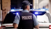 Der Polizist steht
