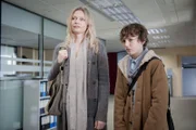 Können Inga Klein (Susanna Simon, l.) und ihr autistischer Sohn Timmy (Arthur Barlow, r.) bei den Ermittlungen behilflich sein?; Können Inga Klein (Susanna Simon, l.) und ihr autistischer Sohn Timmy (Arthur Barlow, r.) bei den Ermittlungen behilflich sein?