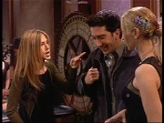 Rachel (Jennifer Aniston, li.) ist wütend auf Phoebe (Lisa Kudrow, re.) und Ross (David Schwimmer), die über ihren Schnurrbart lachen.