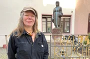 Suzy Günther aus Kanada vor dem Frau Rauscher Brunnen in der Frankfurter Klappergass'.