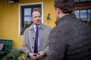 Markus (Timo Ben Schöfer, l. mit Martin Walde, r.) ist besorgt, als er erfährt, dass Philipp einen Unfall hatte.