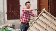 Trödelprofi Mauro Corradino hilft beim AusmistenTrĂ¶delprofi Mauro Corradino hilft beim Ausmisten