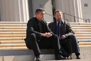 Reese (Jim Caviezel, l.) versucht Richter Samuel Gates (David Costabile) klarzumachen, dass er ihm nur helfen will und erfährt, dass die Entführung von Sam jun. im Zusammenhang mit dem Gerichtsverfahren gegen Angela Markham steht, das Richter Gates gerade leitet...