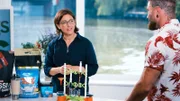Ein ganze Batterie an Präparaten: Silja Schäfer erklärt Till Adam, warum die vielen Zusatzstoffe in den künstlichen Eiweißshakes nicht gut für ihn sind – sie können die Darmflora schädigen.