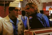 Rob Roberts (Chad E. Donella, li.) wird von Derwood Spinks (Mark Pellegrino, re.) erpresst.