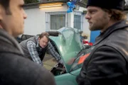 Haben Mick (Henning Baum, r.) und Andreas (Maximilian Grill, l.) in Toni Barsch (Sascha Nathan, M.) den gesuchten Mörder bereits gefunden?