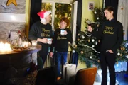 Easy (Lars Steinhöfel, l.) und Ringo (Timothy Boldt, r.) begründen mit Julius (Paul Eilert) ihre eigene Weihnachts-Familientradition. Die Verwendung des sendungsbezogenen Materials ist nur mit dem Hinweis und Verlinkung auf TVNOW gestattet.