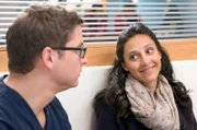 Als Elias (Stefan Ruppe, l.) endlich den Mut aufbringt, Ameena (Mira Mazumdar, r.) die Wahrheit zu sagen, offenbart auch Ameena eine Überraschung, die den Assistenzarzt unvorbereitet trifft.