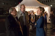 Vicky (Katja Danowski, r.) wundert sich: nach einem Notruf brechen Polizeipräsident Plocher (Michael Prelle, l.) und Staatsanwalt Wagenknecht (Dominik Bender, M.) streberhaft eine Jubiläumsfeier der Polizei ab, um streberhaft die ersten am Tatort zu sein.