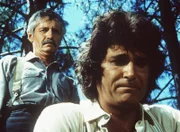 Lansford (Arthur Hill, l.) hat Charles Ingalls (Michael Landon, r.) zum Grab seiner Mutter begleitet.