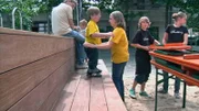 Tobias und Ann-Kathrin (beide mit gelbem T-Shirt) vor neun Jahren. Sie sind Zwillinge. Tobi ist kleinwüchsig und seine Zwillingsschwester Anni normalgroß.