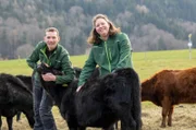 Theresa Tischner mit ihrem Mann Hansi bei den Rindern auf dem Hof "Beim Auer" in Samerberg.