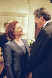 Für ihre Enkelin planen Emily (Kelly Bishop, l.) und Richard (Edward Herrmann, r.) eine schicke Überraschungsparty zu der sie ausgerechnet alle Chilton-Mitschüler von Rory einladen. Doch was Emily ganz besonders gefällt, findet Rory schrecklich ...