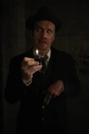 Larry (Denis O'Hare) spielt gern mit dem Feuer ...