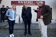 Die Kommissare Winter (Vanessa Eckart, l.) und Stadler (Dieter Fischer, r.) ermitteln im Fall des ermordeten Bäckermeisters Schober. Polizeihauptmeister Mohr (Max Müller, M.) bringt sie auf den aktuellen Kenntnisstand.