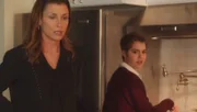 Erin (Bridget Moynahan, l.) ist besorgt. Muss sie sich jetzt auch noch Sorgen um ihre Tochter Nicky (Sami Gayle, r.) machen ?