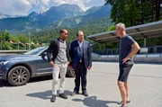 Der Mannschaftsarzt des Bobteams vom SV Königssee liegt erschlagen im Trainingscenter. Beissl (Andreas Giebel, M.) und Jerry (Peter Marton, l.) merken schnell, dass es in dem Bobteam brodelt. Sie befragen den Trainer Helmut Fritz (Robert Lohr, r.) zum aktuellen Fall.