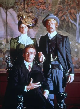 Die Desperados Butch Cassidy (Paul Newman, vorne) und Sundance Kid (Robert Redford, r.) kommen zu zweifelhaften Ruhm, als sie denselben Zug gleich zweimal &uuml;berfallen. Von einer Elitetruppe verfolgt, fliehen sie mit Etta (Katharine Ross, l.) nach Bolivien, wo sie nach einem wechselhaften Lebenswandel von der Polizei gestellt werden ...
