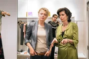 Mord in einer Boutique: Kristina Katzer (Isabell Gerschke, l.) befragt Carla Mittelstedt (Marijam Agischewa, r.) und Mia Schramm (Carolin Haupt, M.).