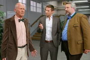 Hansen (Igor Jeftic, M.) und Stadler (Dieter Fischer, r.) befragen Professor Dinkelmann (Christof Wacker-nagel, l.).