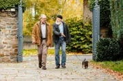 Bielefelder (Bill Mockridge, r.) zeigt sich vor Klaus Schmitz (Hartmut Volle, l.) besorgt, dass der Mörder es auch auf Hund Yoda abgesehen haben könnte.