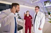 Jasmin (Leslie-Vanessa Lill, M.) versucht Dr. Moreau (Mike Adler, l.) davon zu überzeugen, sich von Elias (Stefan Ruppe, r.) untersuchen zu lassen.