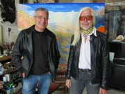 Maler Ernst Arnold Bauer (rechts) zeigt Franz Gernstl sein Atelier in Eichstätt.