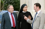 Bürgermeister Wöller (Fritz Wepper, l.) wirft Ederer (Jürgen Tonkel, r.) vor, mit der Maklerin Jenny Winter gemeinsame Sache zu machen. Schwester Hanna (Janina Hartwig, M.) versucht zu schlichten.
