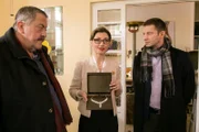 Weil sie einen Versicherungsbetrug ihres toten Chefs gedeckt hat, gerät Theresa Lombardi (Daniela Kiefer, M.) ins Visier der Kommissare Hansen (Igor Jeftić, r.) und Hofer (Joseph Hannesschläger, l.).