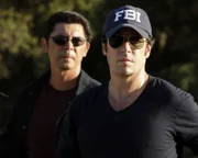 Versuchen einen neuen Fall, in dem es um zwei Bergsteiger-Leichen geht, aufzuklären: Don Eppes (Rob Morrow, r.) und Ian Edgerton (Lou Diamond Phillips, l.)  ...