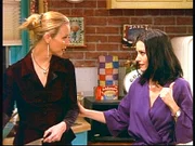 Phoebe (Lisa Kudrow, l.) berichtet Monica (Courteney Cox, r.) von den aktuellen Ereignissen ..._Titel: Friends