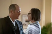 Red (James Spader) braucht Informationen von Mr. Kaplan (Susan Blommaert), um Liz zu finden.
