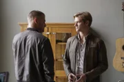 MacGyver (Lucas Till, r.) muss Jack (George Eads, l.) schnell wieder auf die Beine helfen, als in dessen Wohnung eingebrochen wird, denn auf das Team wartet ein wichtiger Einsatz in Ecuador ...