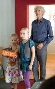 Wunderheiler Schellenberg (Matthieu Carriere) gibt vor, das Kaninchen von Paulina (Tabea Hug) und Nelly (Jule-Marleen Schuck) heilen zu können.
