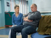 Nach einem klärenden Gespräch ist Ralf Scherers (Christian Tasche) bester Freund mit einem Schlaganfall zusammengebrochen. Nun macht sich Ralf große Vorwürfe. Pia Heilmann (Hendrikje Fitz) versucht ihn zu trösten.
