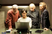 Bei den Ermittlungen stellen (v.l.n.r.) Günter (Wolfgang Winkler), Hui Ko (Aaron Le), Edwin (Tilo Prückner) und Vicky (Katja Danowski) fest, wie wenig sie Dr. Körfer kannten.