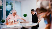 Was hat der Darm mit seiner Nase zu tun? Jörn Klasen demonstriert Carl B., wie über die Schleimhaut alles zusammenhängt – und warum die Ernährungstherapie deshalb auch auf die Darmflora abzielt