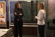 (l-r) Mariska Hargitay as Detective Olivia Benson, Kelli Giddish as Detective Amanda Rollins