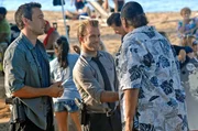 Nachdem bei Steve (Alex O'Loughlin, l.) eingebrochen worden ist und dann auch noch seine Schwester entführt wurde, versucht er gemeinsam mit Danny (Scott Caan, M.), Chin und Kono alles, um sie zu finden.