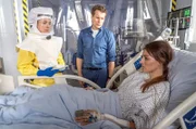 Schock: Christine hat sich mit Ebola infiziert. Alexandra Lundqvist (Friederike Linke, l.) verkündet dem Ehepaar Schöller Tom (Sebastian Kaufmann, M.) und Christine (Leonie Parusel, r.) die beunruhigende Diagnose.